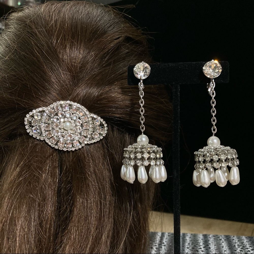 Vintage Pearl rhinestone chandelier earrings 2.5" - Picture 7 of 7
